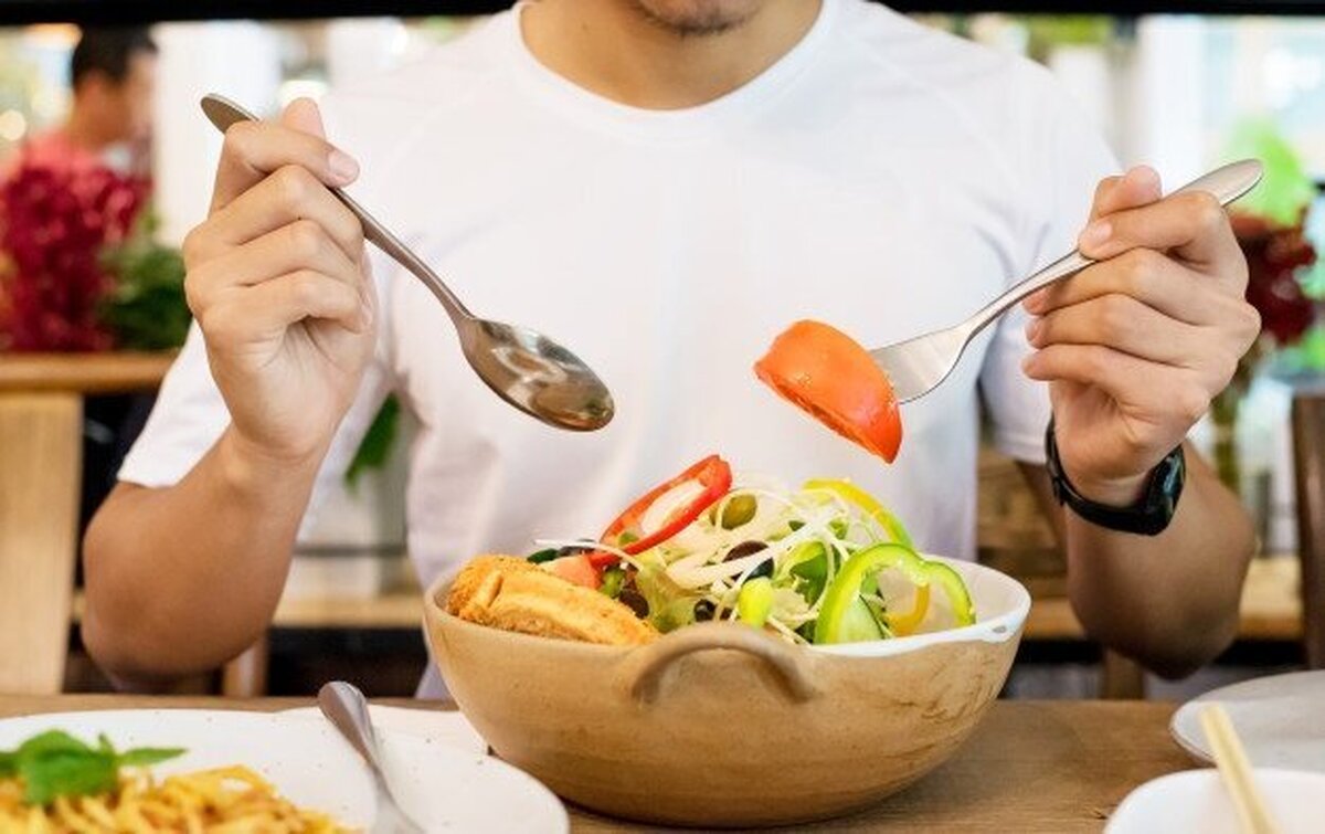 ۷ راهکار برای توقف پرخوری عصبی و مقابله با چاقی شکمی