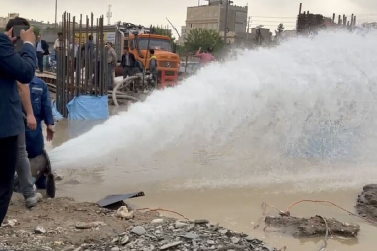 ترکیدگی لوله اصلی باعث قطع آب مناطق شمال شرق مشهد شد (۵ خرداد ۱۴۰۴)
