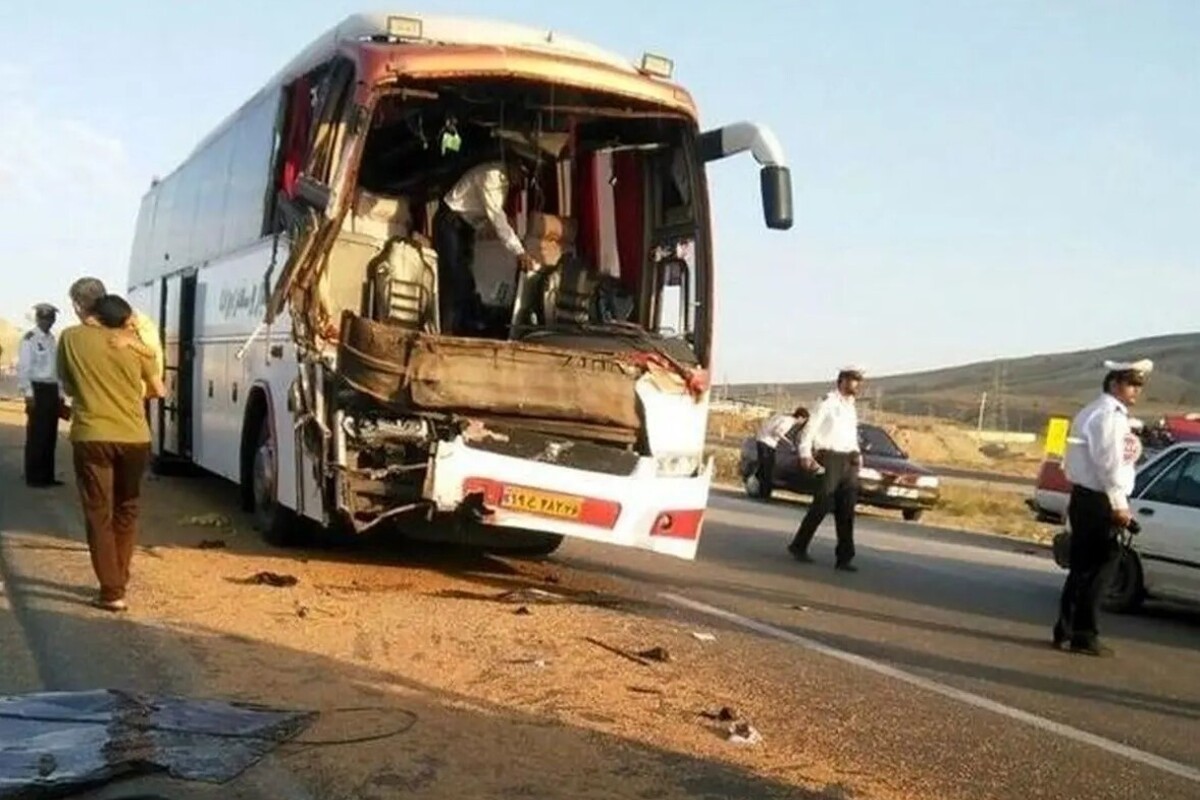 سخنگوی دانشگاه علوم پزشکی سمنان از تصادف اتوبوس تهران - شاهرود با ۲۶ مصدوم و یک کشته خبر داد.