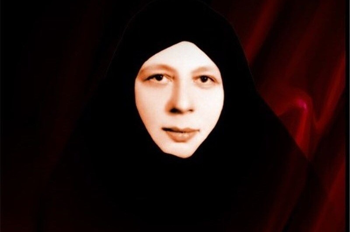 خواهر شهید سید محمدباقر صدر، از زنان نویسنده و فعال فرهنگی و سیاسی عراق در قرن چهاردهم هجری قمری بود. او حج را فرصتی بی‌نظیر برای تربیت بانوان مسلمان حج می‌دانست.