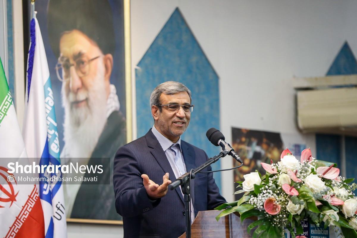 استاندار خراسان رضوی گفت: نگاه ما باید هم خدمت‌محور و هم اقتصادی باشد بنابراین نباید فقط بهره‌وری از منافع حضور گردشگران محدود به اصناف حومه حرم و اطراف آن باشد، بلکه کل استان باید از حضور گردشگران بهره‌مند شوند.