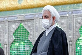 رئیس دستگاه قضا، در حرم امام‌رضا(ع) پای حرف یک ارباب‌رجوع نشست