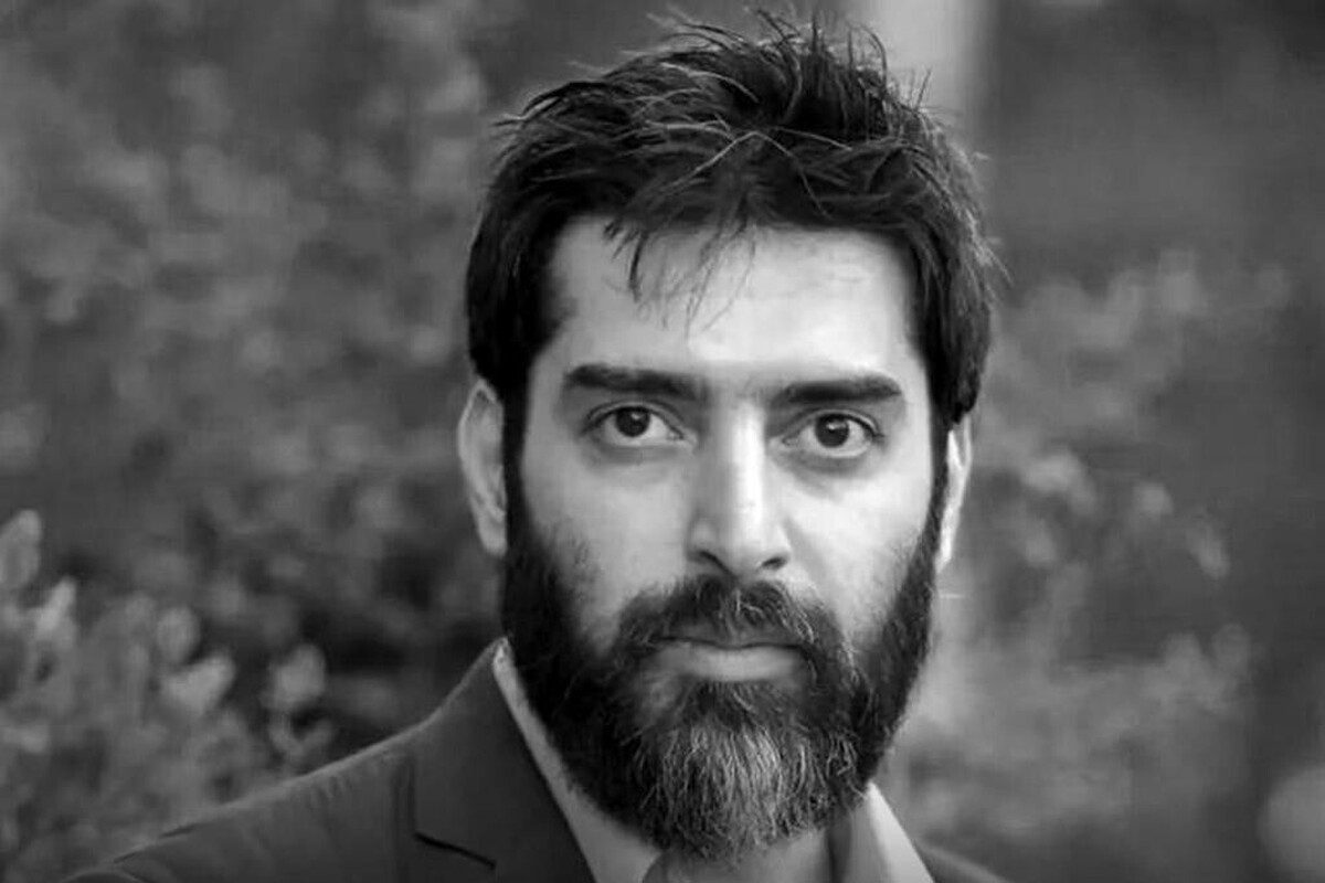 پیکر بامداد بیات روی دوش حامی و مانی رهنما تشییع شد + فیلم