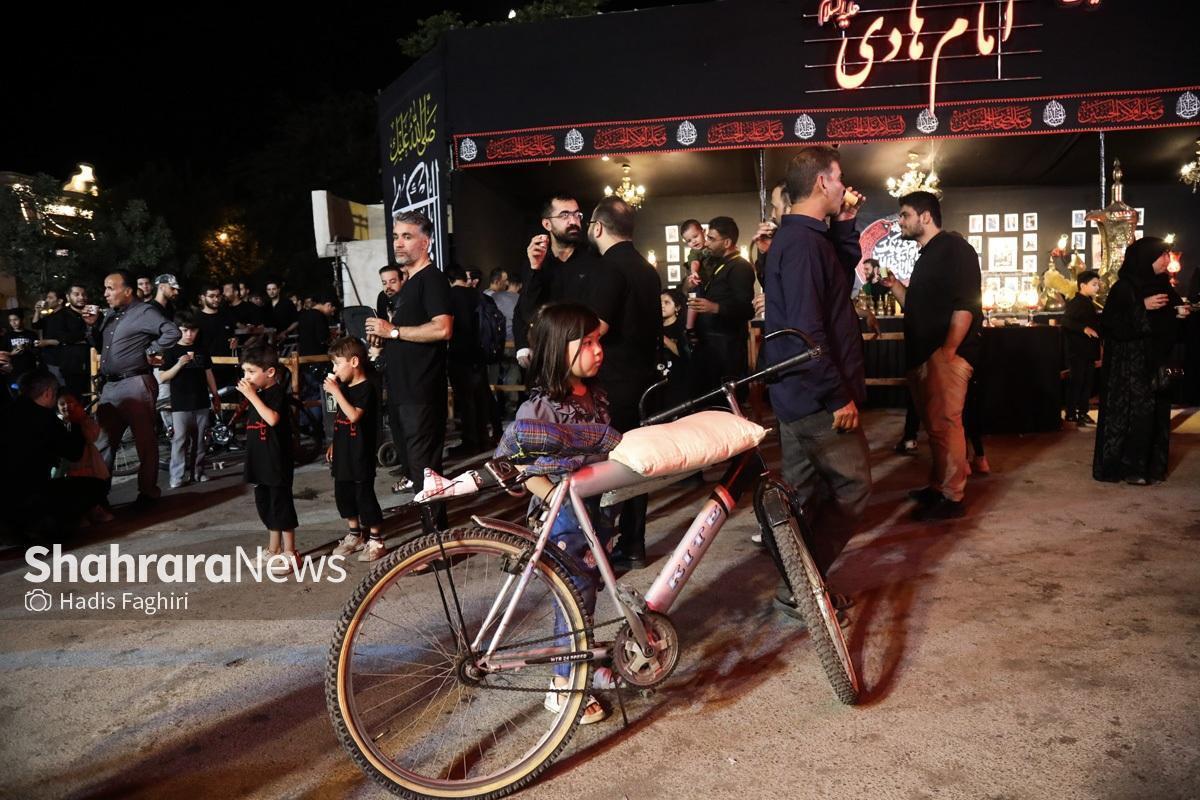موکب میدان سعدی مشهد حال و هوای عابران را محرمی کرده است. هرچه برای حسین (ع) کار کنی، گم نمی‌شود. فَمَن یَعۡمَلۡ مِثۡقَالَ ذَرَّةٍ خَیۡرࣰا یَرَهُ. به هر اندازه که باشد. حسین حسابش کم نمی‌شود؛ و آنکه دنبال خیر در دنیاست و آخرت در مکتب سیدالشهدا (ع) خدمت می‌کند.رزق نوکری برای اباعبدالله (ع) در این دهه بیشتر مهیاست؛ خصوصا برای آنان که در طول سال مسیر نوکری را پیمودند.همانند ارادتمندان به امام هادی (ع) که در موکب محرمی، در حال خدمت به عزادارن عاشورایی، عشق و ارادتشان به خاندان عصمت و طهارت (س) را ابراز می‌کنند. چرا که باور دارند کُلُهم نورٌ واحد.خادمان موکب امام هادی (ع) هر سال در دهه اول محرم گوشه‌ای از میدان سعدی مشهد را شور حالی متفاوت داده‌اند.
