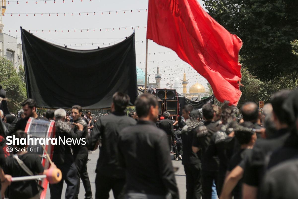 سوگواران حسینی در مسیر تداوم راه سیدالشهداء(ع)| هم‌زمان با روز عاشورا زائران و مجاوران حرم مطهر رضوی به خیابان‌های مشهد آمدند + فیلم
