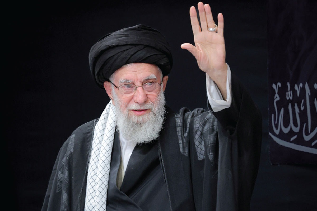 ایستاده بود آقا که غبار‌ها برخاست؛ غبار جنگی که می‌خواستند وقتی فرومی‌نشیند، هم علم شکسته باشد و هم علمدار. حتی زیر پای علم را هم هزار قطعه می‌خواستند به‌ تجزیه.