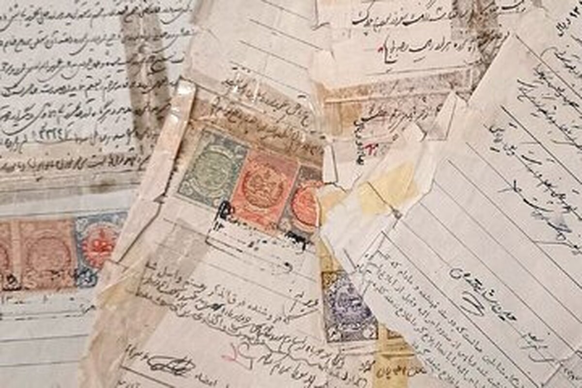 گنجینه اسناد قاجاری آیت‌الله تألهی به مرکز اسناد همدان اهدا شد + عکس