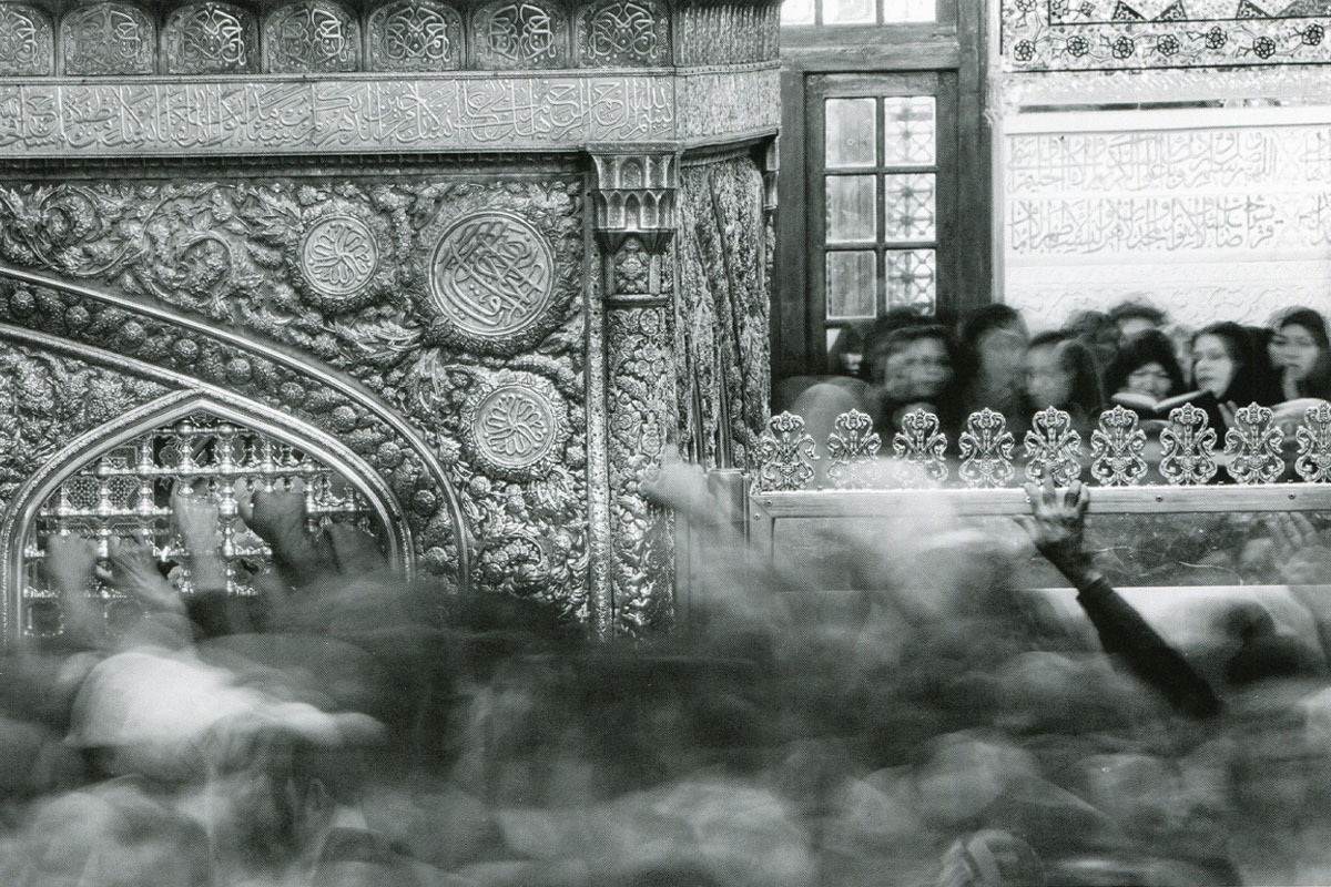 دل‌شوره داشت، التماس کرده بود، زمین و زمان را قسم داده بود، اما توی بخش راهش نمی‌دادند. مجبور بود همین‌جا بنشیند و حالا توان بلند شدن نداشت. اگر به هوش نیاید چه؟ اگر توی کما بماند؟