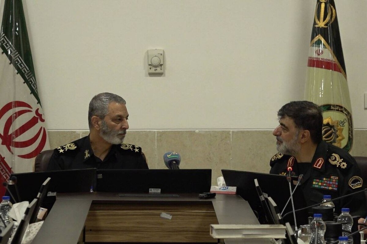 در دیدار فرمانده کل فراجا با سرلشکر موسوی، نقش راهبردی فراجا در کمک به تأمین امنیت ملی در جنگ ۱۲ روزه و مبارزه با جاسوسان و مزدوران رژیم صهیونی بررسی و بر اهمیت بهره‌گیری از اطلاعات ده‌ها میلیونی مردمی در کشور در مواجهه با شرایط جنگ و بحران تاکید شد.