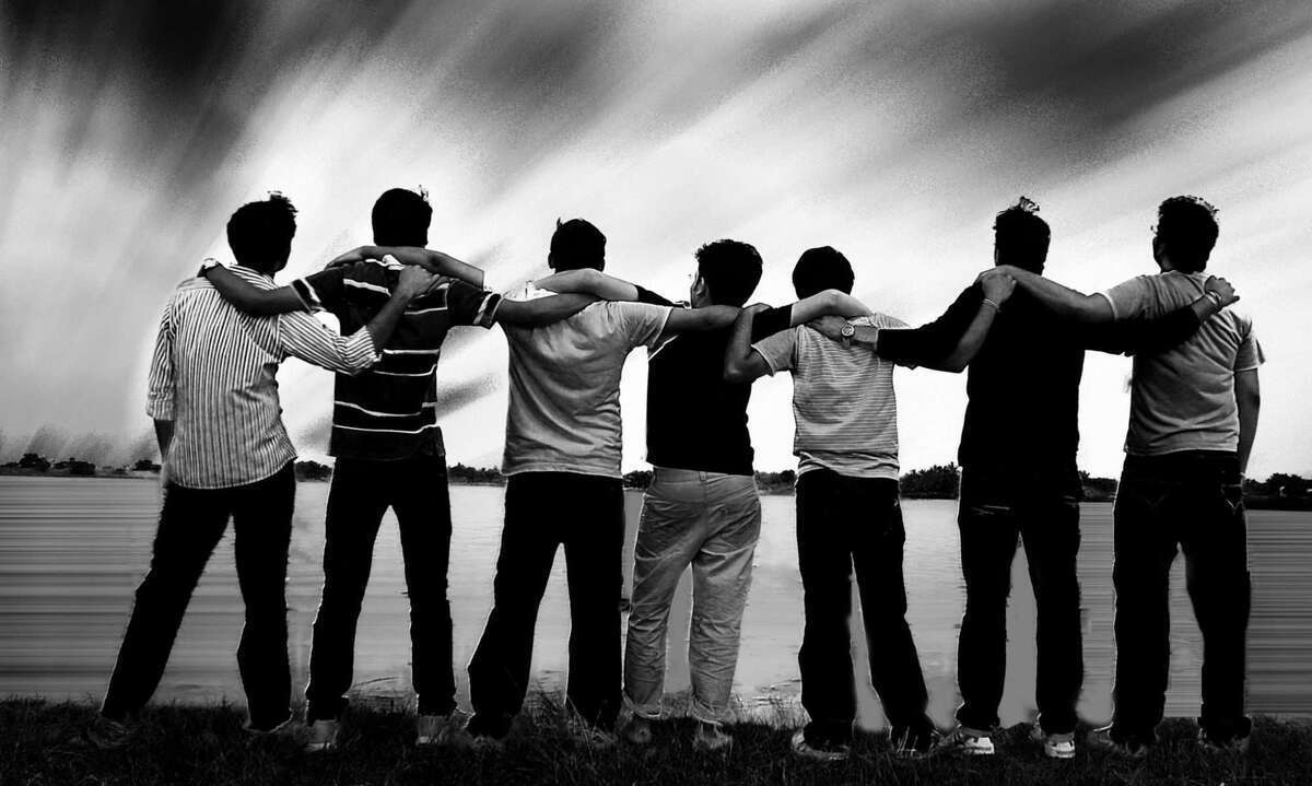 چرا نوجوانان جذب دوستانشان می‌شوند و از خانواده فاصله می‌گیرند؟