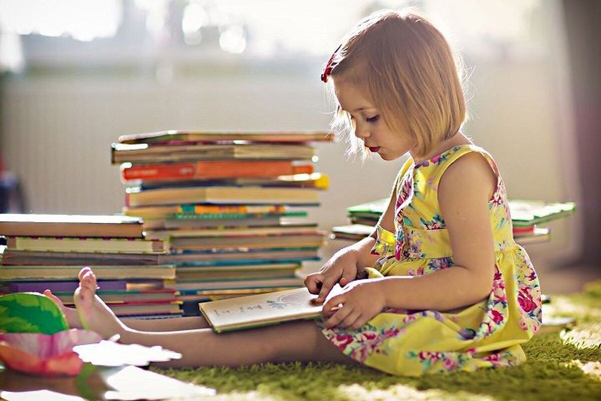 به گفته یک نویسنده کتاب کودک، حفظ هویت فرهنگی کودکان تنها با بازسازی ادبیات کودک بر پایه اسطوره‌های بومی و فرهنگ ایرانی، ضروری و ممکن است.