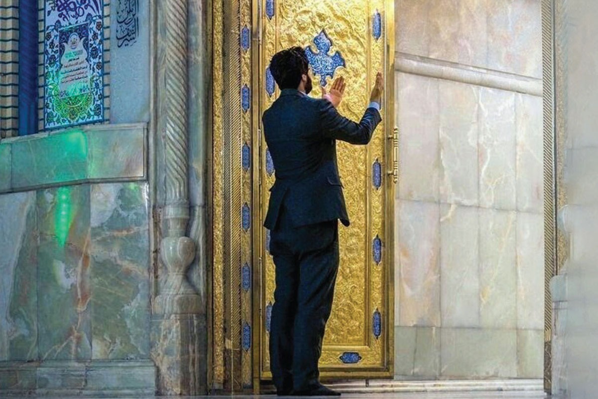 دیدار و ارتباط با آنها که پس از خداوند در بالاترین مرتبه احترام قرار دارند، یعنی رسول خدا (ص) و اهل‌بیتش (ع)، نیازمند ادب و آدابی است؛ ادب و آدابی که از معنای روزمره ادب فراتر می‌رود.