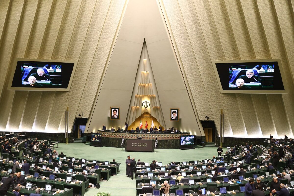 نمایندگان مجلس شورای اسلامی «استماع گزارش وزیر کشور در خصوص تدابیر متخذه و اقدامات به عمل آمده حین و بعد از تجاوز رژیم جنایتکار صهیونیستی به کشور در قالب فعالیت کارگروه امنیت عمومی حول محور امنیت جامعه در ابعاد غذایی، بهداشتی و اجتماعی» و همچنین «انتخاب ۳ نفر حقوقدان شورای نگهبان از بین افراد معرفی شده از سوی رئیس قوه قضائیه» را در دستور کار جلسات هفته جاری خود در صحن مجلس دارند.