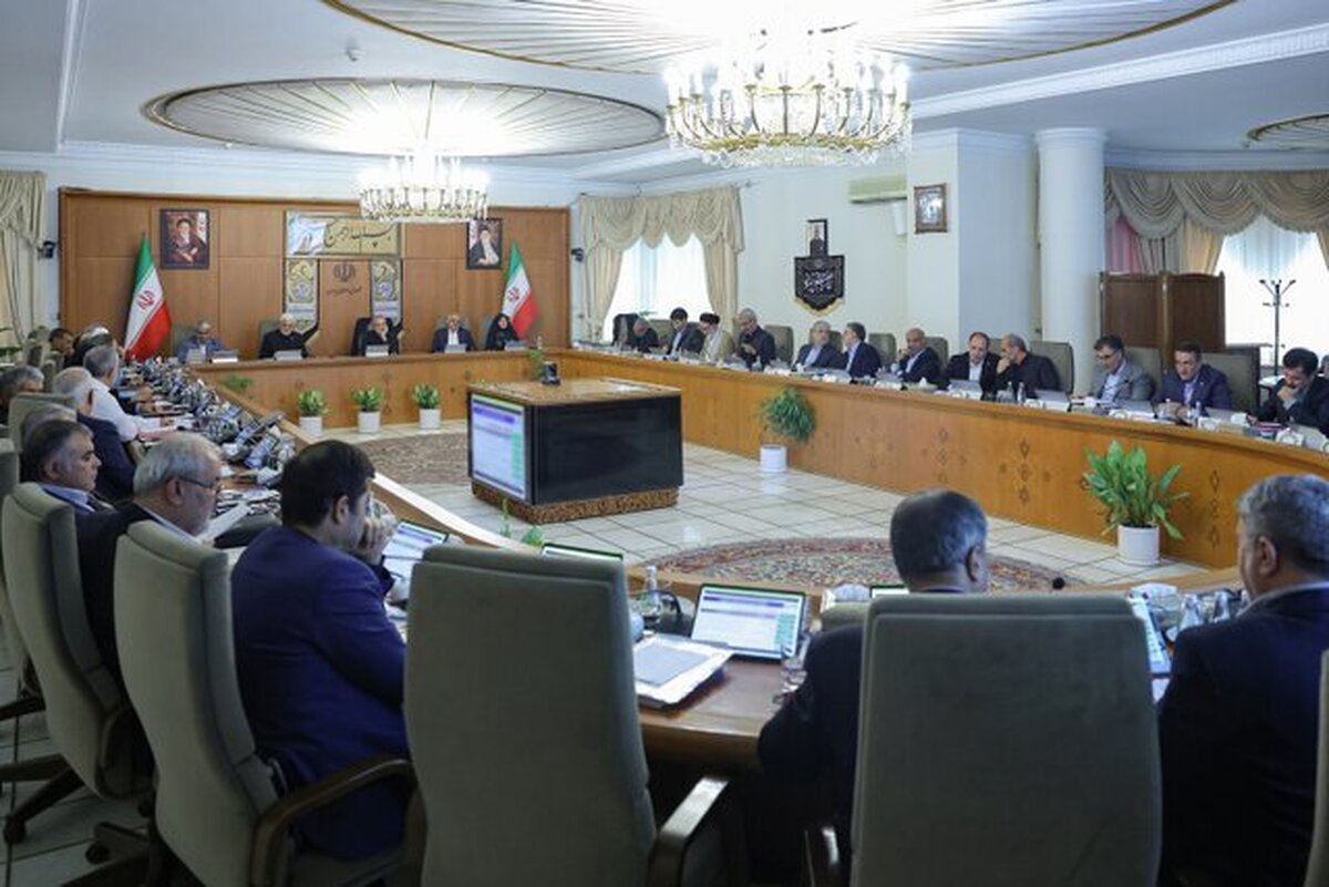 رئیس‌جمهور با اشاره به تبدیل شدن پدیده گرد و غبار به یکی از تهدیدات اصلی سلامت عمومی، دستور تشکیل کارگروهی ویژه متشکل از متخصصان، دانشگاهیان و نمایندگان وزارتخانه‌ها و دستگاه‌های اجرایی را صادر کرد تا با بهره‌گیری از تجارب موفق بین‌المللی، طرح‌های عملیاتی مقابله با این پدیده را تهیه و اجرا کنند.