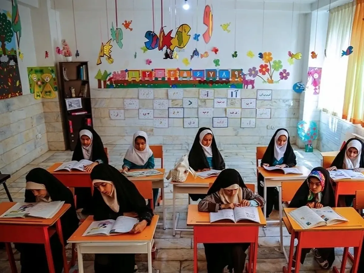 ساعت کاری معلمان مدارس غیردولتی و بیمه کامل آن‌ها از مهرماه ۱۴۰۴ اجرایی می‌شود + جزئیات