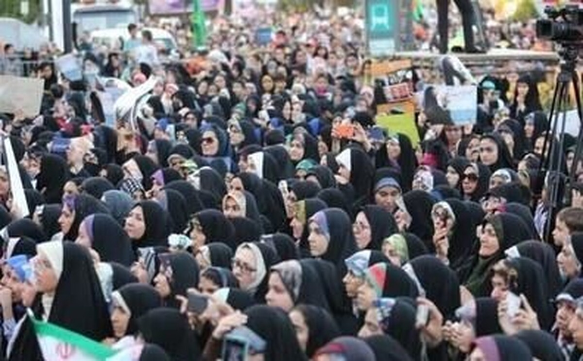 ایجاد فضایی مثبت و پرمحبت در خانواده، یکی از کلید‌های تربیت دختران باحجاب و عفیف