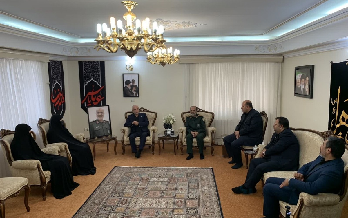دیدار رئیس بنیاد شهید و امور ایثارگران با خانواده «سردار شهید حسین سلامی»