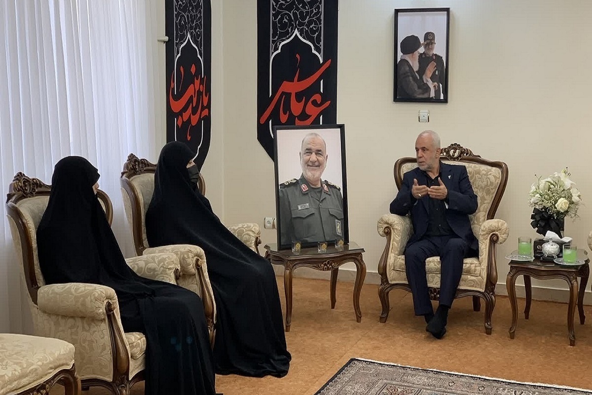 رئیس بنیاد شهید و امور ایثارگران با خانواده سردار شهید حسین سلامی دیدار کرد
