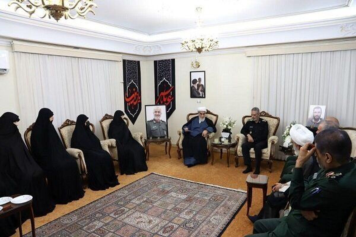 حجت الاسلام گلپایگانی، رئیس دفتر رهبر معظم انقلاب اسلامی با حضور در منزل شهید حسین سلامی، سلام و دعای حضرت آیت‌الله خامنه‌ای را به خانواده این شهید بزرگوار ابلاغ کرد.