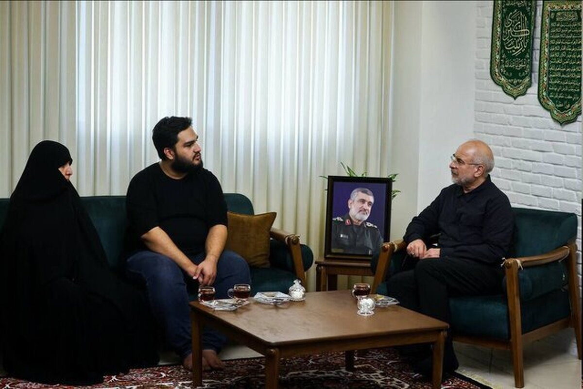 قالیباف در منزل شهید حاجی‌زاده حضور یافت