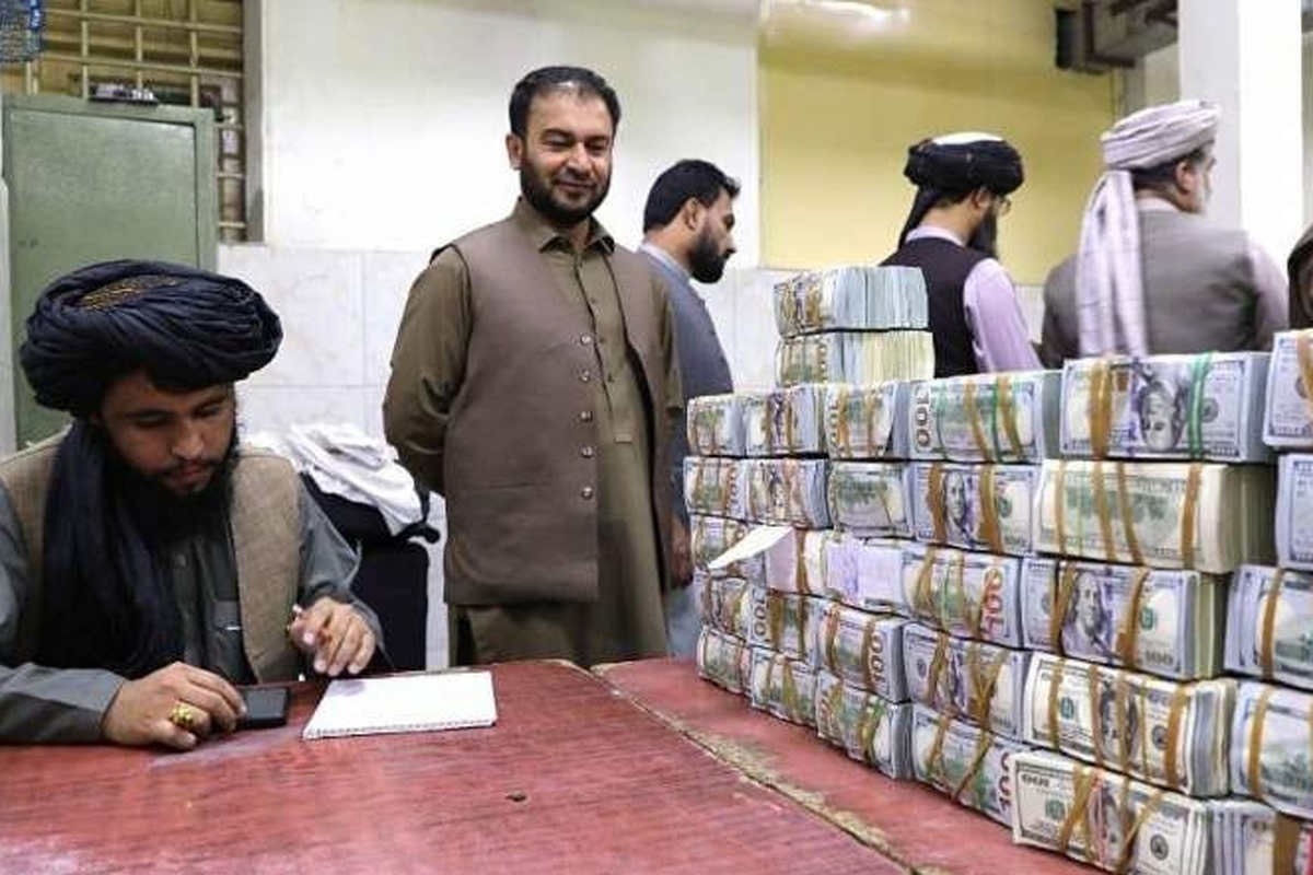 طالبان سقف برداشت‌های دلاری از بانک‌های افغانستان را افزایش داد
