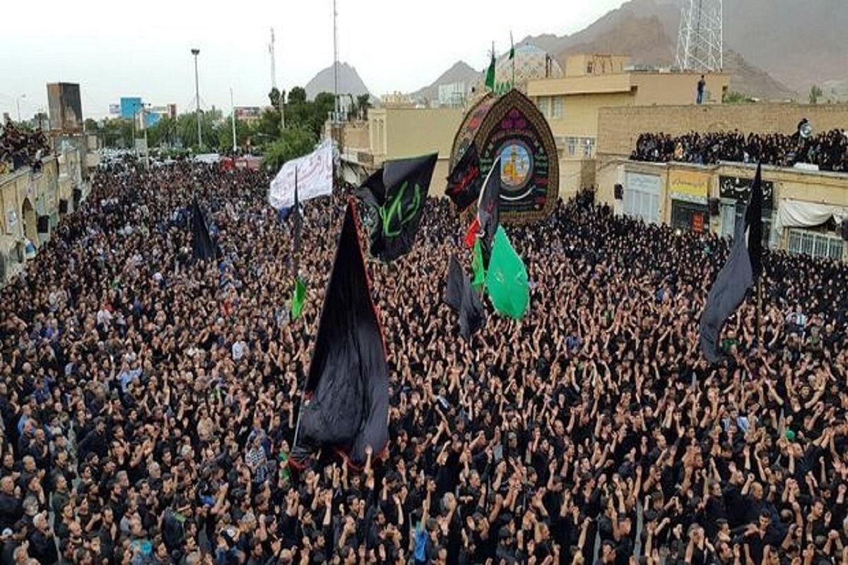 این کتاب به خوبی نشان می‌دهد که آیین‌های عاشورایی در یزد، تنها یک مناسک مذهبی نیست، بلکه بخشی از نظام تربیتی و ساختار هویتی مردم این شهر است. با نثری روایی و زبانی مستند، نویسنده رد پای امام حسین(ع) را در متن زندگی روزمره دنبال می‌کند.