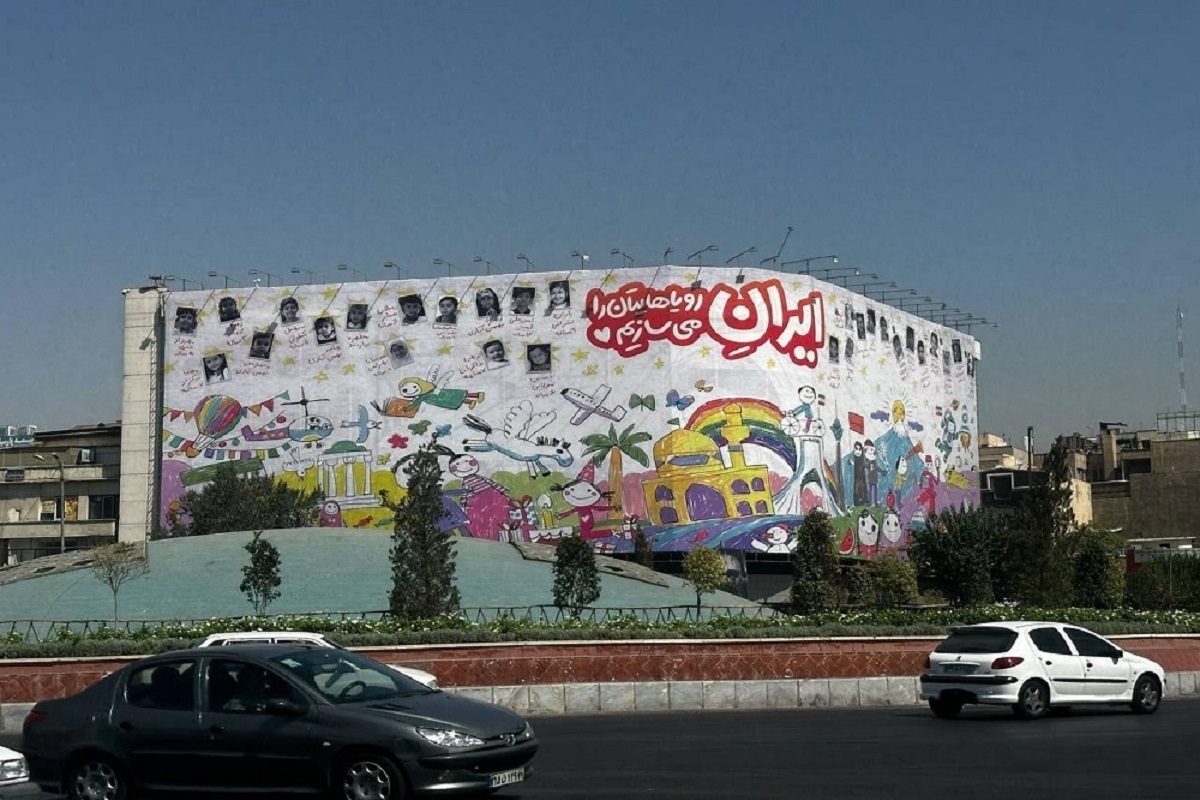 رونمایی از طرح جدید دیوارنگاره میدان انقلاب تهران