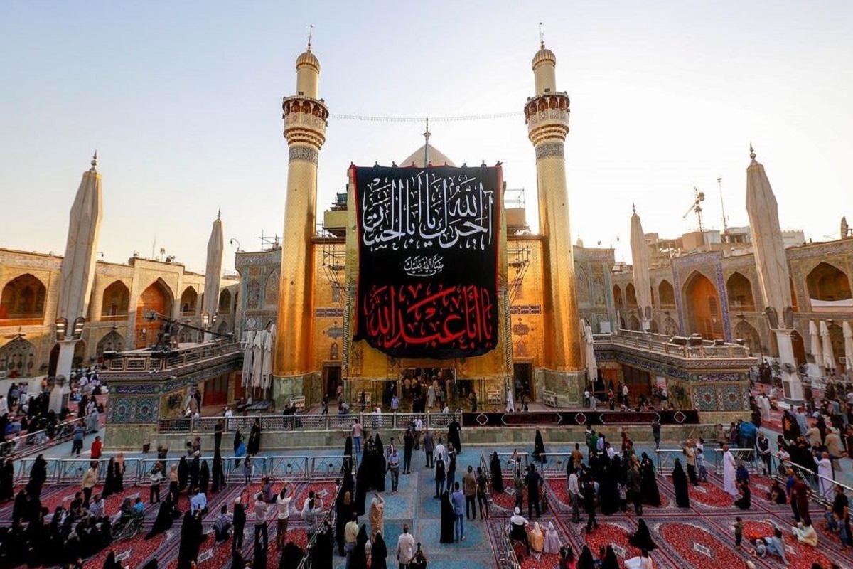 حرم امام‌علی(ع) در آستانه محرم سیاه‌پوش شد + فیلم
