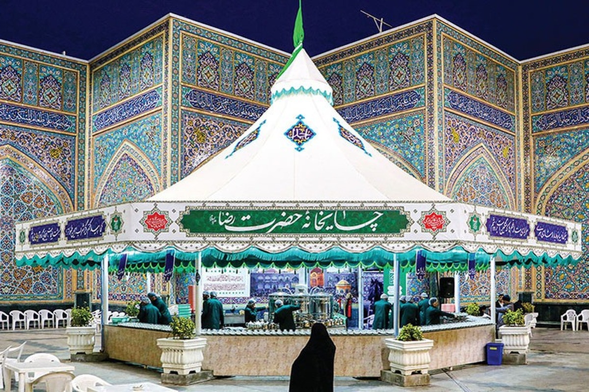 پذیرایی شبانه‌روزی از زائران در چایخانه‌های حرم امام‌رضا(ع)، هم‌زمان با ایام محرم ۱۴۰۴