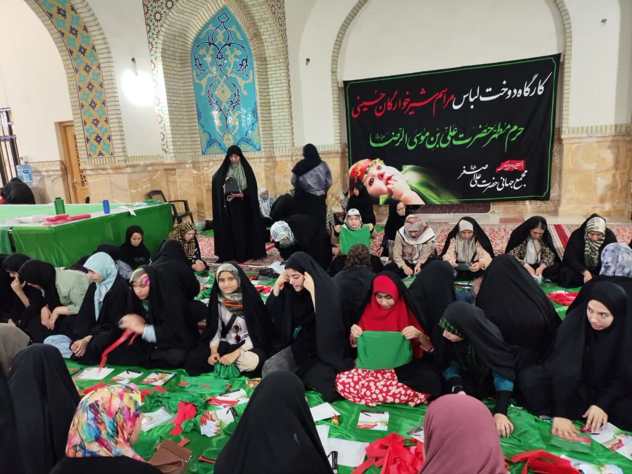 اشک عشق پای دوخت ۱۳هزار لباس برای مراسم جهانی شیرخوارگان حضرت علی اصغر (ع) در حرم مطهر رضوی