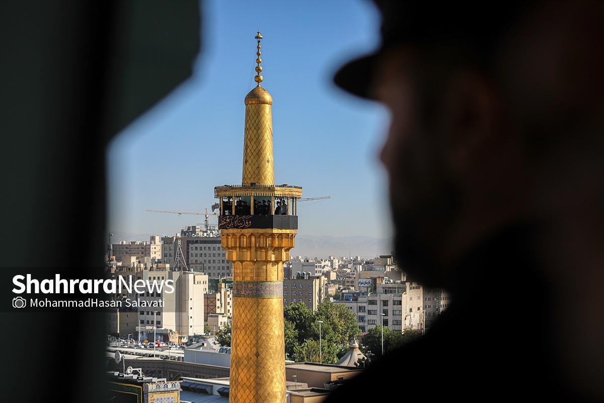 در آستانه ماه محرم و عزای اباعبدالله‌الحسین(ع)، عملیات سیاه‌پوشی گسترده صحن‌ها، گلدسته‌ها، نقاره‌خانه و سقاخانه با مشارکت نیرو‌های اداره روشنایی حرم مطهر رضوی آغاز می‌شود.