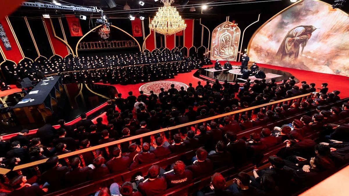فصل جدید برنامه حسینیه معلی با چهره‌هایی نام‌آشنا و فرمی تازه، تلاشی است برای نسل جوانی که به دنبال معنا و ارتباطی زنده‌تر با آیین‌های عاشورایی است.