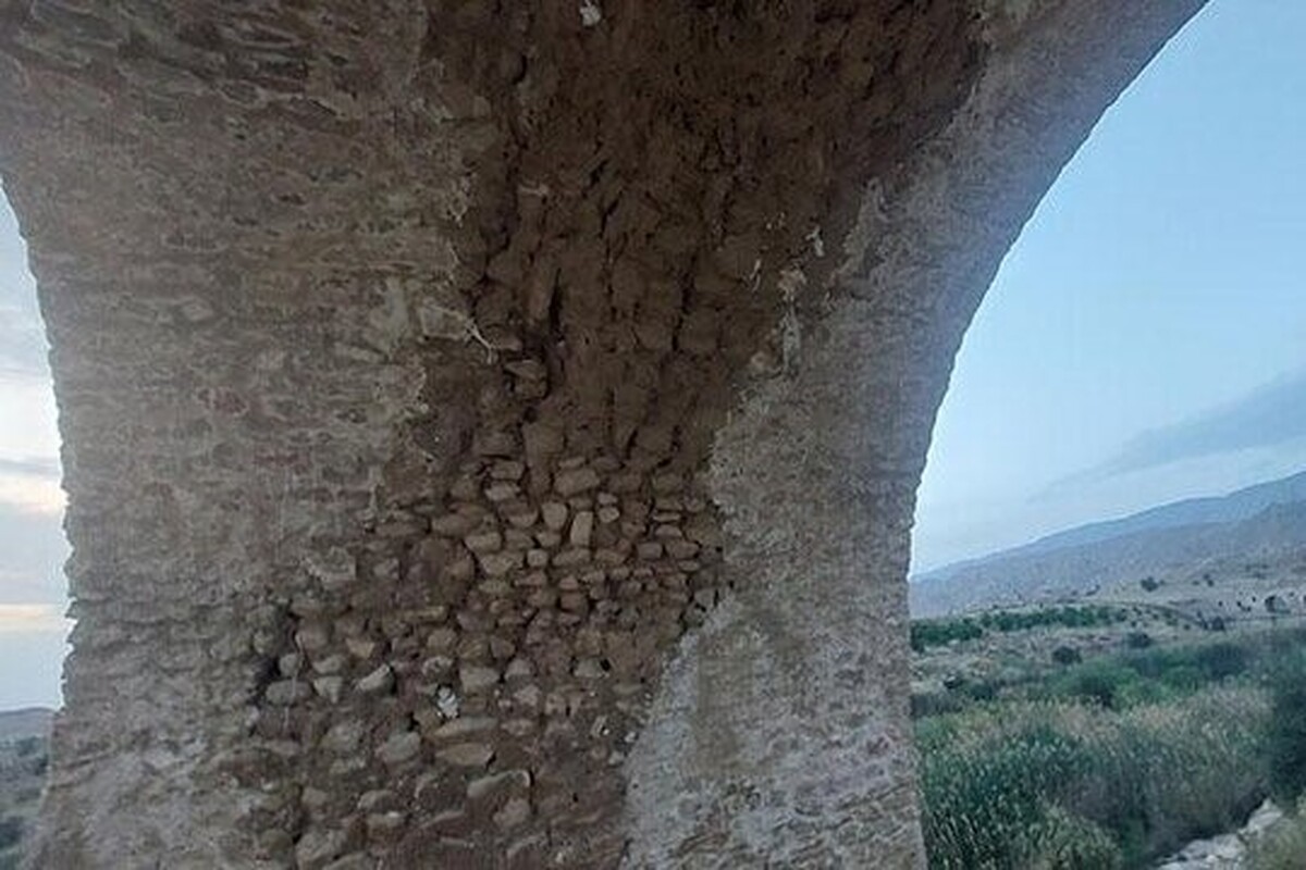 آسیب مرمت‌های غیرحرفه‌ای به پل ساسانی