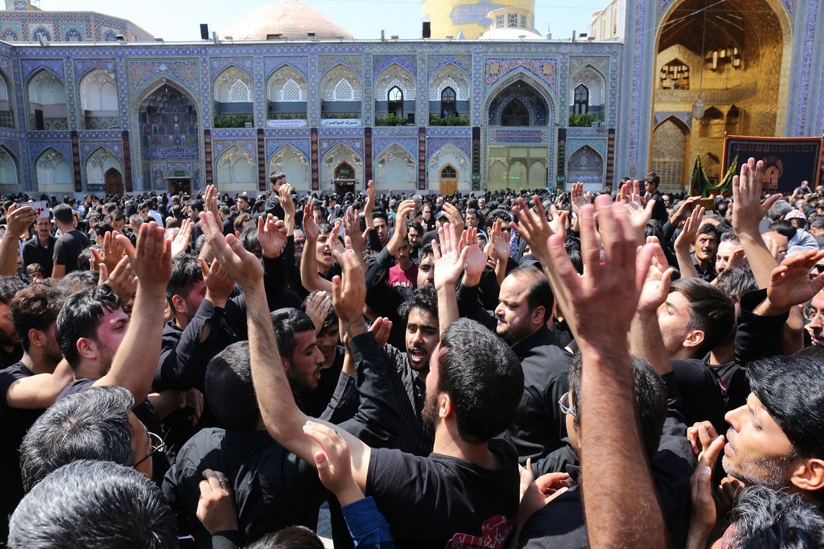 عزاداری پرشور زائران اردوزبان در حسینیه حرم مطهر امام‌رضا(ع)