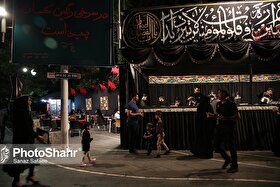 ویدئو| پذیرایی مشهدی‌ها در موکب‌های محرمی| موکب‌ها برای پذیرایی از عزاداران مشهدی قد برافراشته‌اند