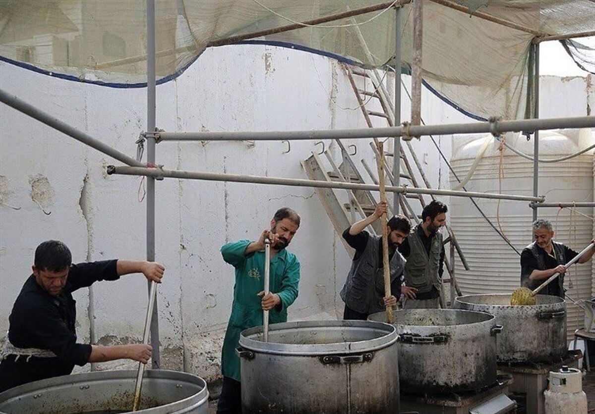 همراهی ۱۰۰۰ خادم بارگاه رضوی با زائران اربعین در عتبات عالیات (۱۱ مرداد ۱۴۰۴)