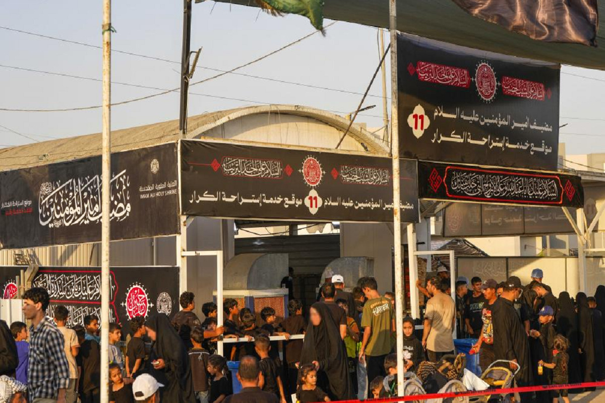 آستان مقدس امام علی(ع) از طریق ۱۷ مهمانسرا و استراحتگاه و به طور خاص مهمانسرای الکرار در جنوب استان نجف اشرف خدمات شبانه روزی خود را از زائران اربعین حسینی همچنان ادامه می‌دهد.