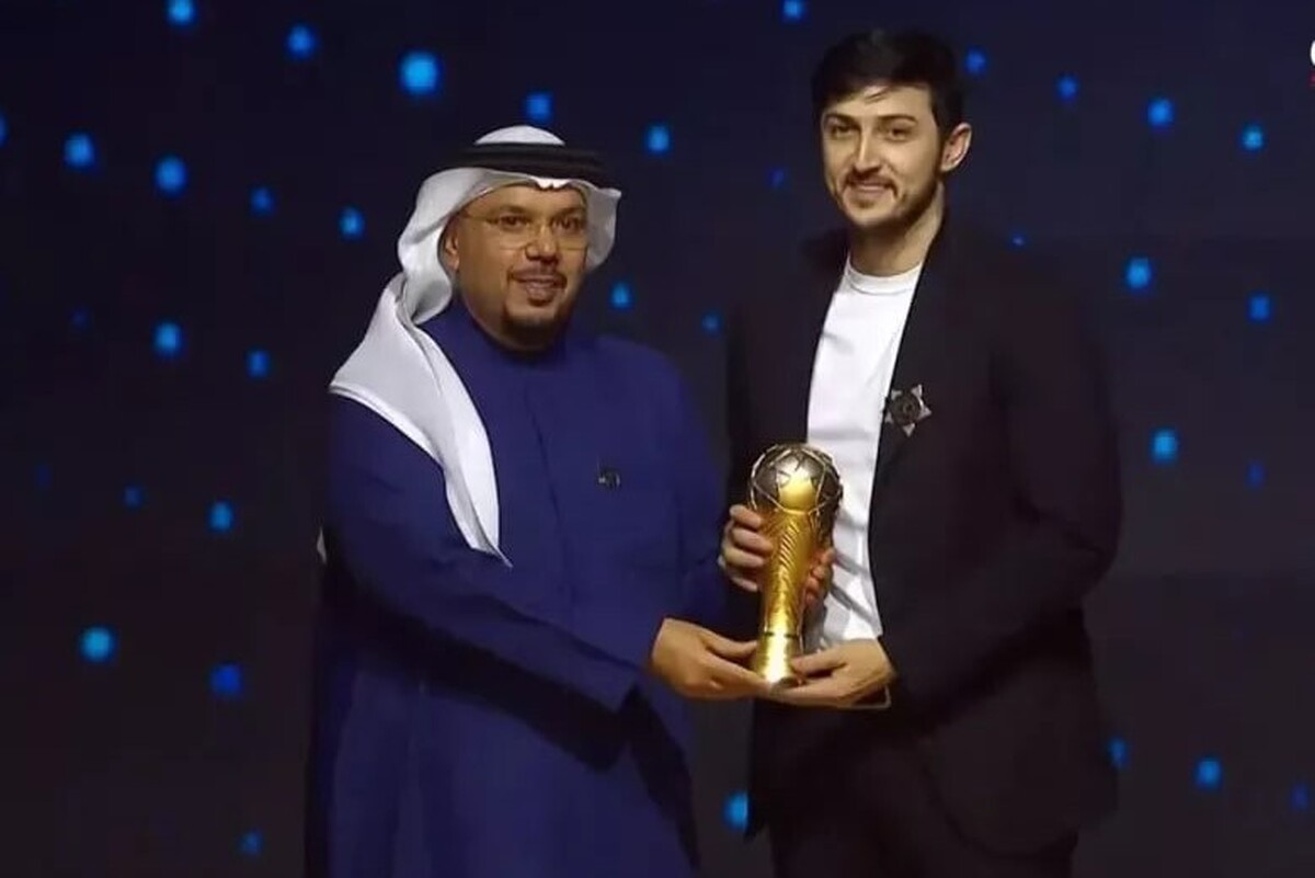 ستاره ایرانی تیم شباب‌الاهلی، سردار آزمون، موفق شد عنوان ارزشمند بهترین بازیکن فصل لیگ ادنوک و جایزه معتبر توپ طلایی را از آن خود کند.