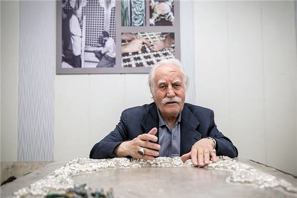 شهردار منطقه یک اصفهان از جانمایی مزار استاد محمود فرشچیان در پایین پله‌های آرامگاه صائب و طراحی نماد آن توسط خود استاد خبر داد.