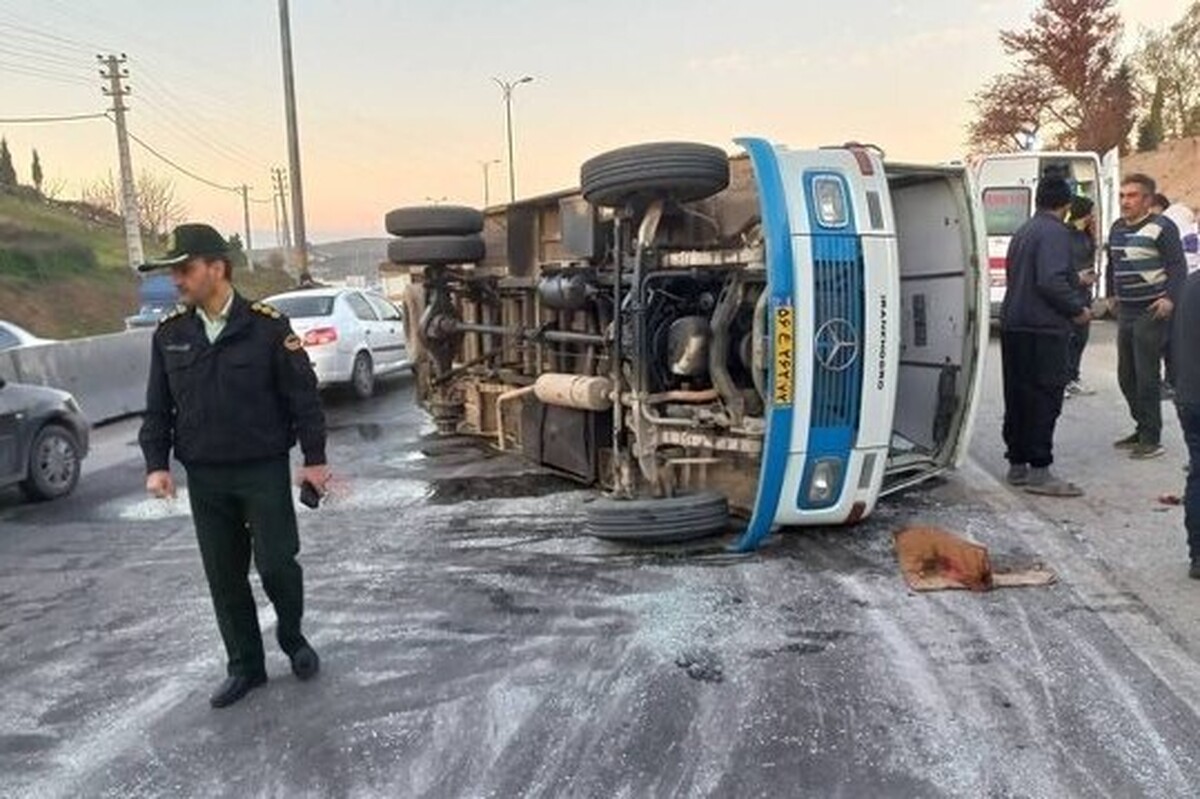 رئیس اورژانس پیش بیمارستانی و مدیریت حوادث دانشگاه علوم پزشکی اردبیل اعلام کرد: واژگونی یک دستگاه مینی‌بوس در شهرستان پارس‌آباد، موجب مصدوم شدن ۲۶ نفر و فوتی یک نفر دیگر شد.