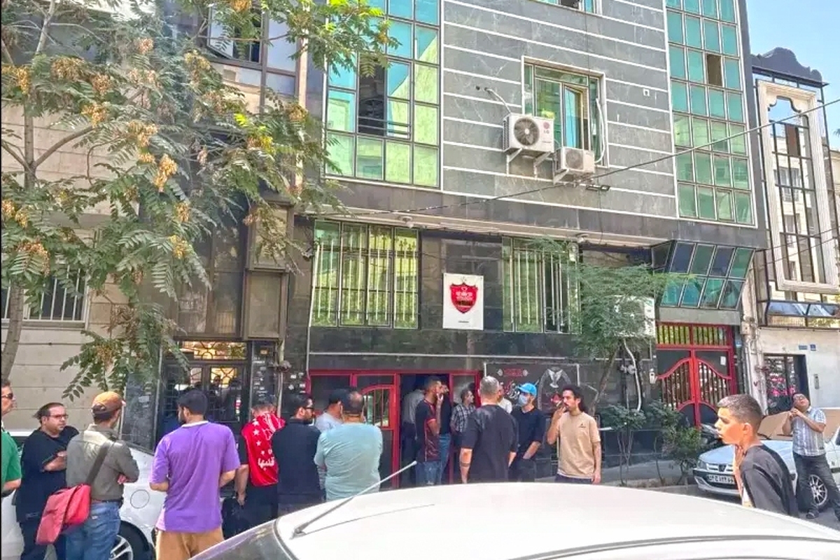 تجمع هواداران پرسپولیس مقابل باشگاه (۱۹ مردادماه ۱۴۰۴) + ویدیو
