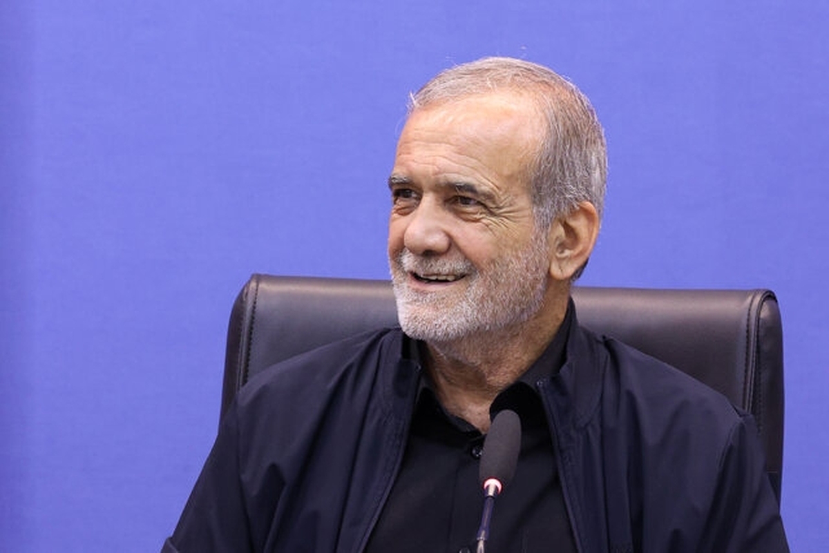 رئیس جمهور، تاکید کرد: من نمی‌خواهم بنزین را برای محرومان گران کنم، اما به کسی که چهار برابر مصرف می‌کند چرا باید یارانه بدهیم؟