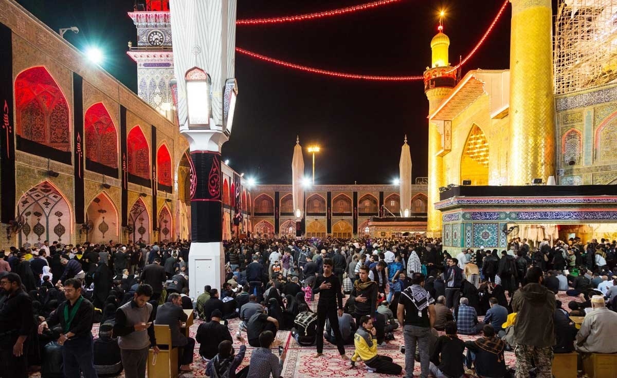 زائران اربعین حسینی در حرم مطهر امیرالمومنین (ع)، به صورت خودجوش، شعار مرگ بر اسرائیل سر دادند.