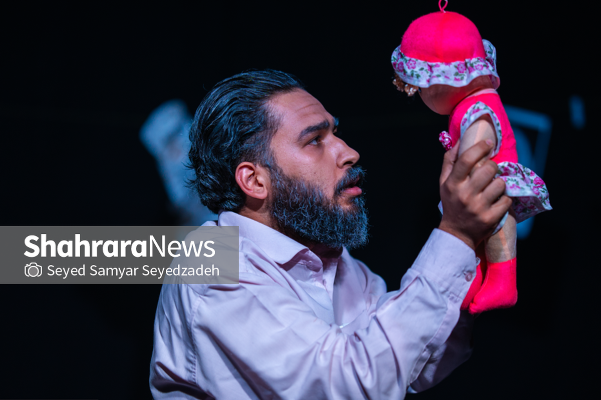یک مونولوگ، عشق‌های نهان و زندگی شیرین یک مرد یزدی؛ صحنه‌ای ساده که همه چیز را روایت می‌کند.