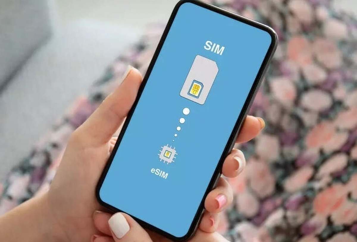 وزارت ارتباطات: اگر شیار سیم‌کارت از آیفون حدف شود، eSIM را فعال خواهیم کرد