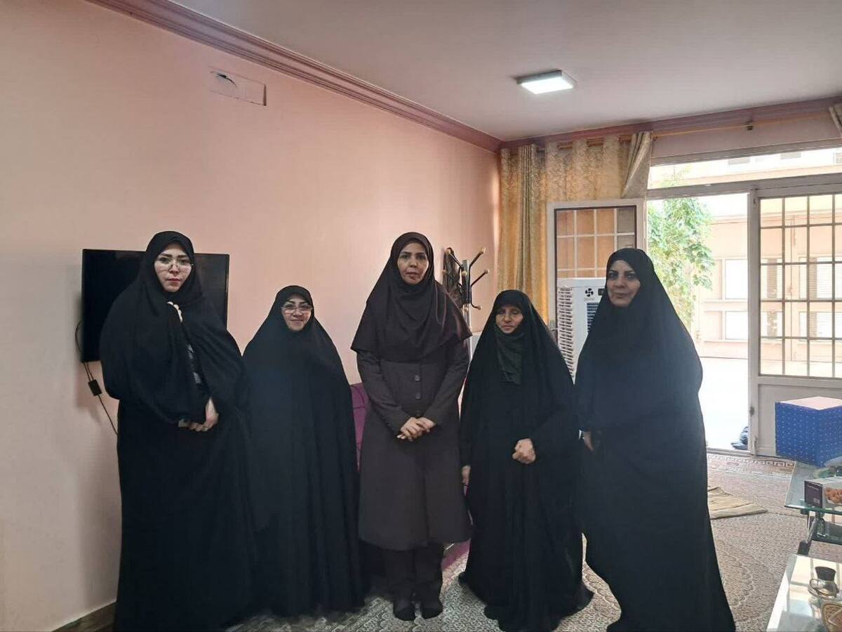 تجلیل مدیرکل دفتر امور زنان و خانواده استانداری خراسان رضوی از اولین بانوی اسیر دفاع مقدس