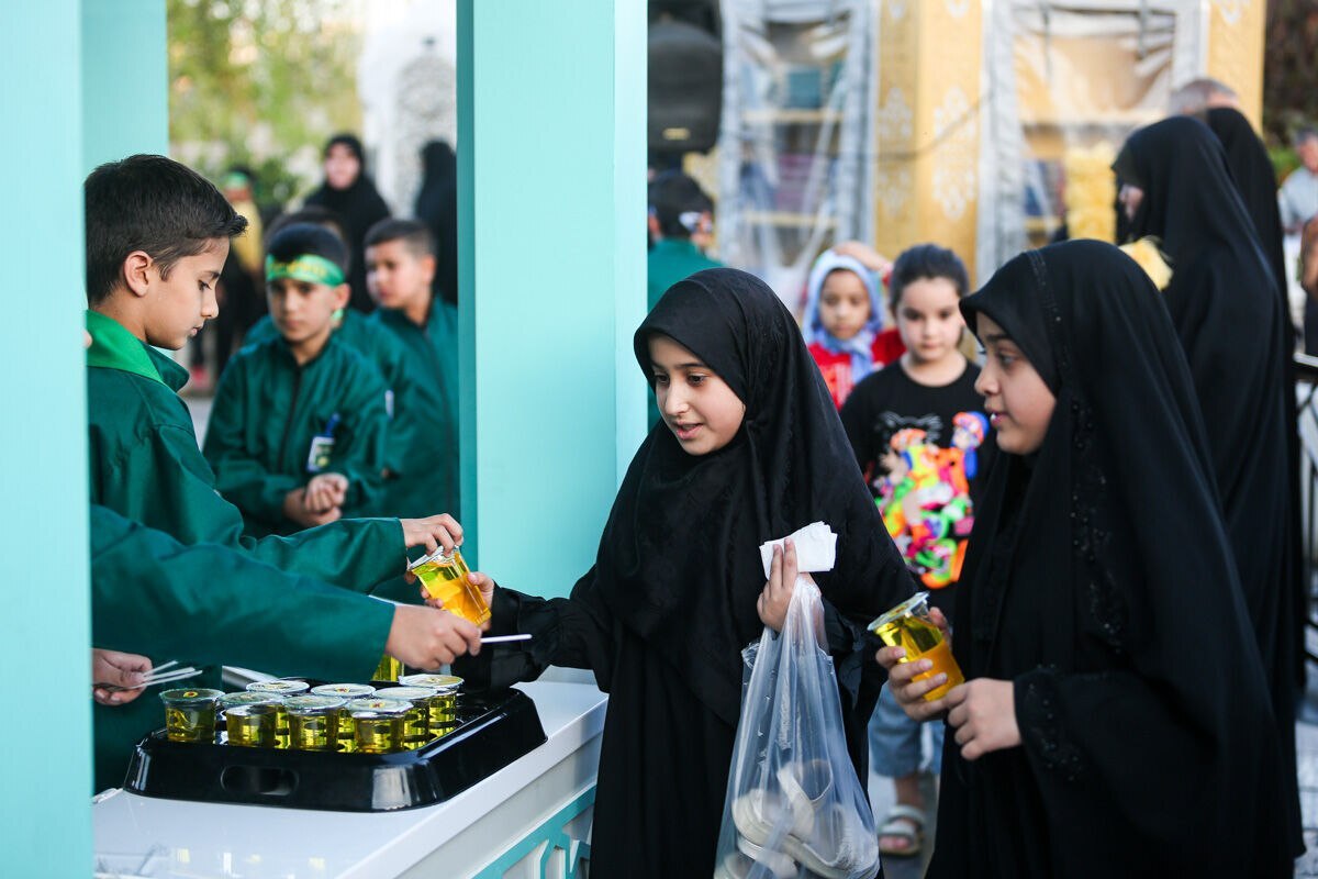 خدمت شیرین زائران کوچک امام مهربانی‌ها در «شربتخانه امام جواد(ع)»