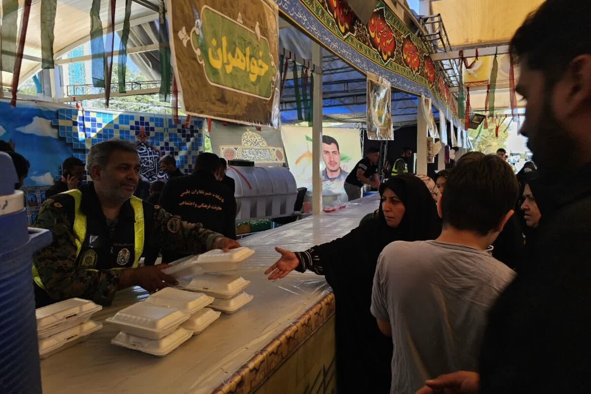 توزیع  بسته‌های غذایی و خدمات گسترده به زائران پیاده در موکب آرامستان بهشت رضا(ع) مشهد