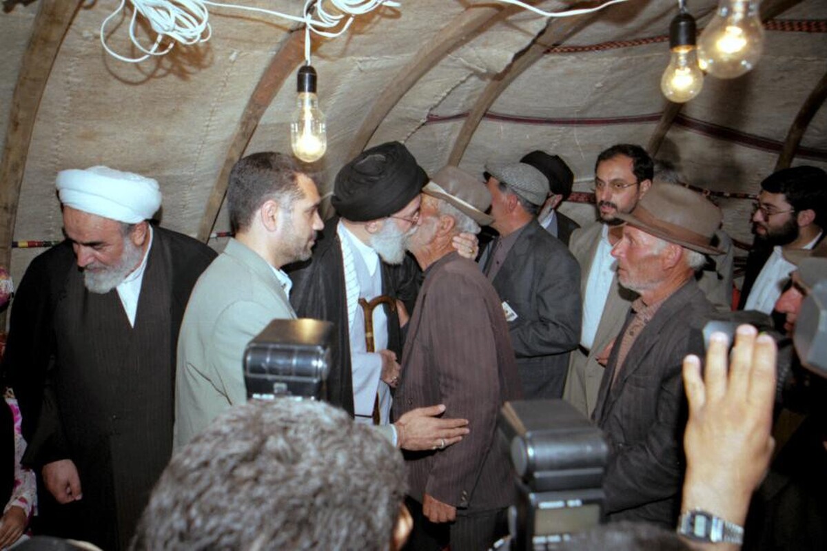 تصاویری متفاوت از حضور رهبر انقلاب در چادر عشایر اردبیل و عکس یادگاری خانواده شهدای عشایر با حضرت آیت‌الله خامنه‌ای؛ مردادماه سال ۱۳۷۹ را اینجا ببینید.