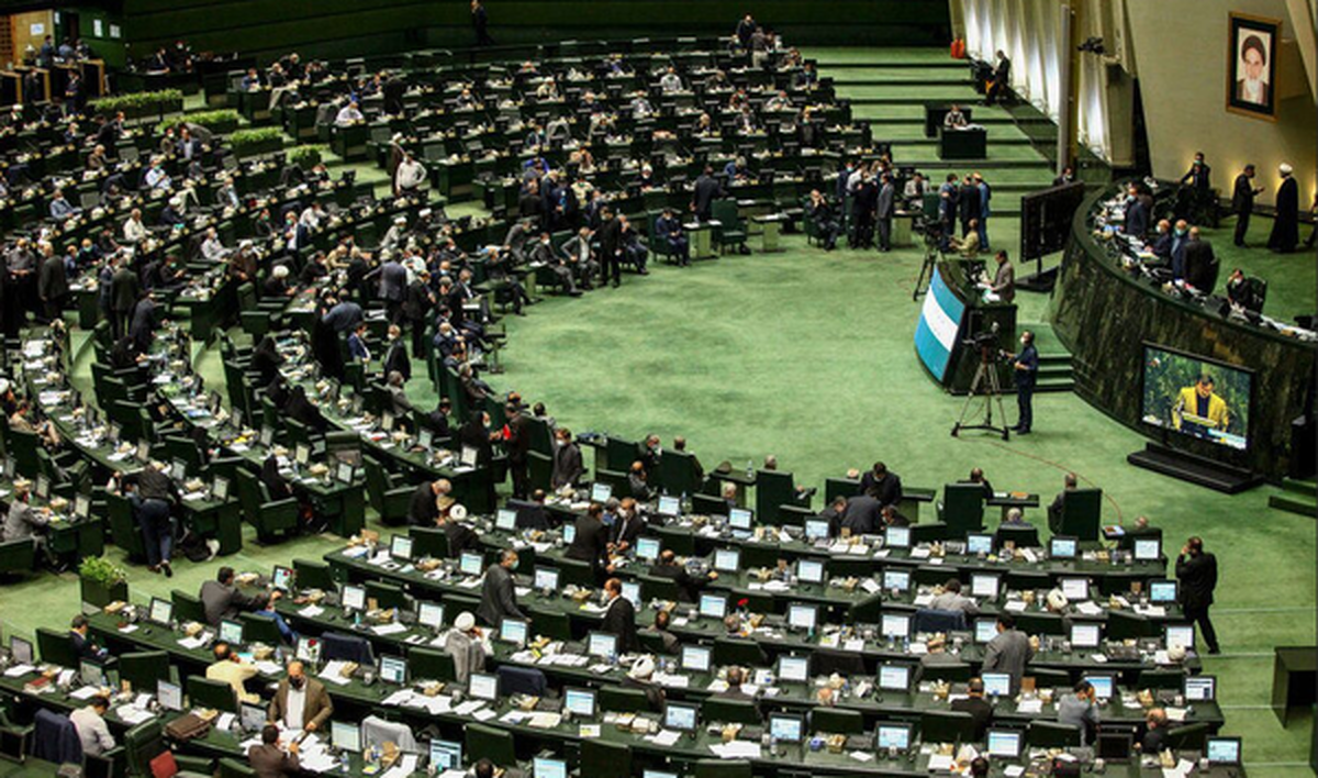 فتح‌الله توسلی، نماینده مردم بهار و کبودرآهنگ در مجلس شورای اسلامی، با سؤالات خود، وزیر فرهنگ را به مجلس کشاند.